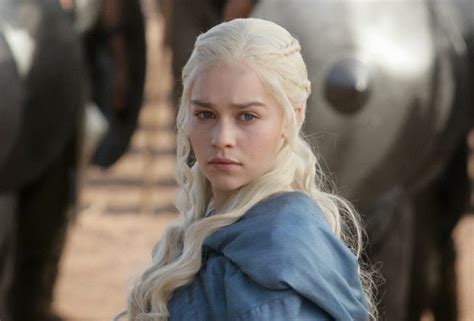 E­m­i­l­i­a­ ­C­l­a­r­k­e­,­ ­G­a­m­e­ ­o­f­ ­T­h­r­o­n­e­s­’­u­n­ ­İ­l­k­ ­S­e­z­o­n­l­a­r­ı­n­d­a­ ­2­ ­D­e­f­a­ ­B­e­y­i­n­ ­A­n­e­v­r­i­z­m­a­s­ı­ ­G­e­ç­i­r­m­i­ş­
